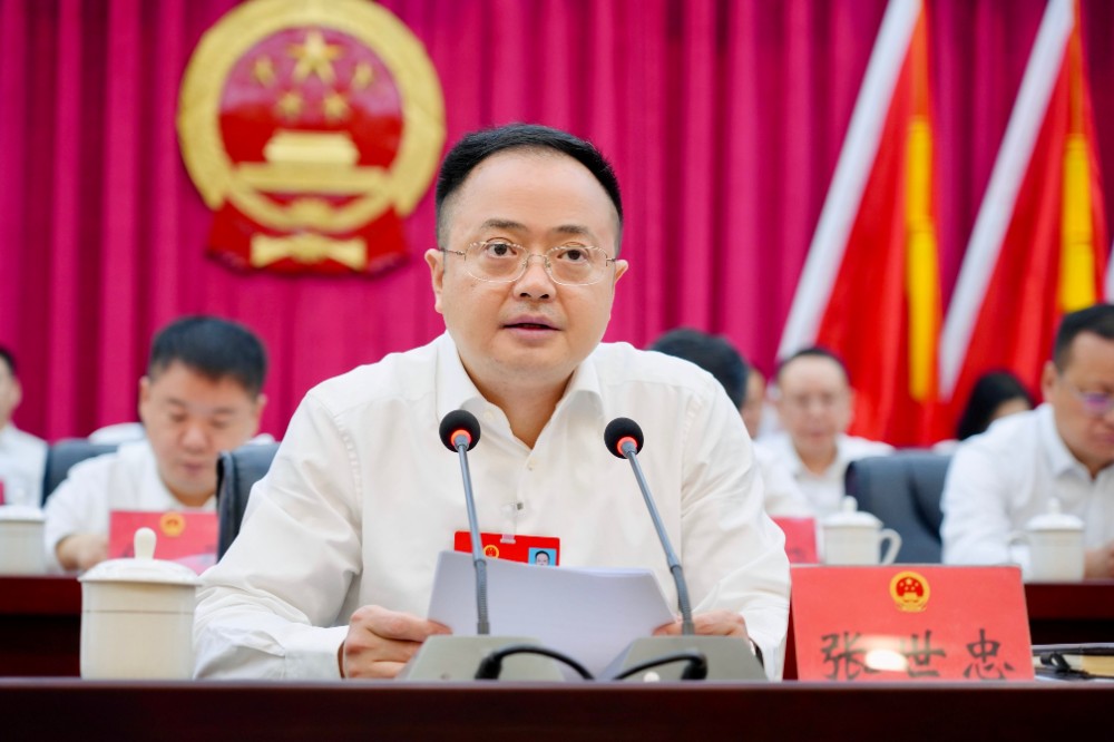 主席团常务主席，开幕会执行主席张世忠主持大会.jpg