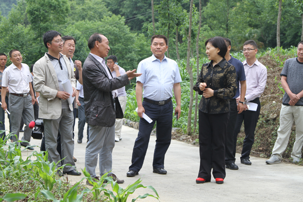 市人大常委会副主任苟英明调研指导扶贫开发工作