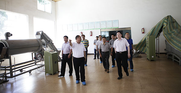 李茂森在走访省人大代表时强调：发挥代表作用，当好群众致富的带头人