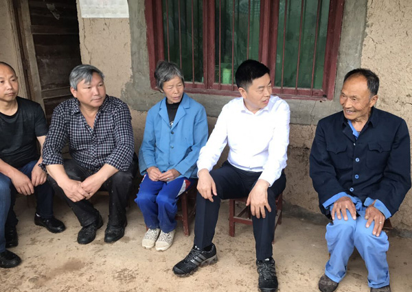 田中文调研元山镇非贫困村脱贫工作