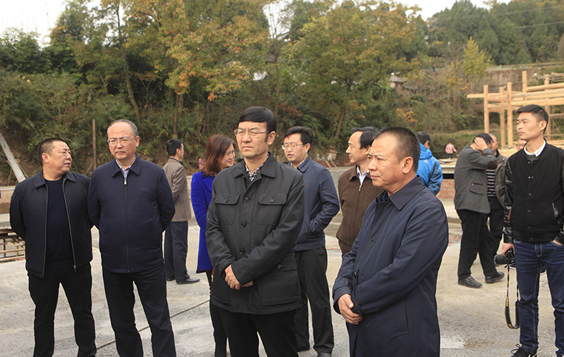 邓光志在昭化区调研特色养殖业乡村旅游业时强调因地制宜发展富民产业切实带动周边群众脱贫致富