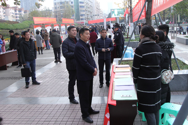 田中文检查我市”12.4”国家宪法日宣传教育活动开展情况