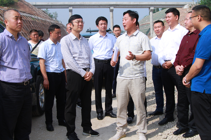 统筹协调提高建设效率力争国庆前全线通车——邓光志调研西二环一期道路工程