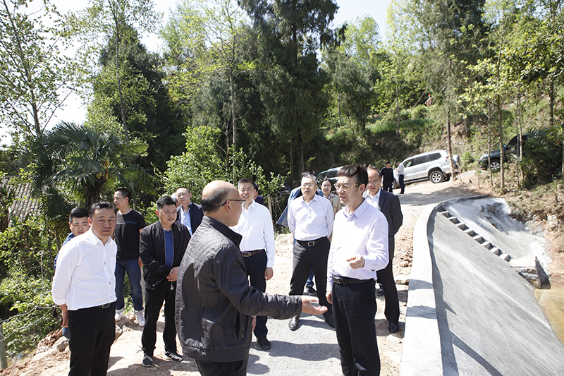 邓光志在白山乡调研脱贫攻坚工作时强调以问题为导向 高质量脱贫高水平迎检