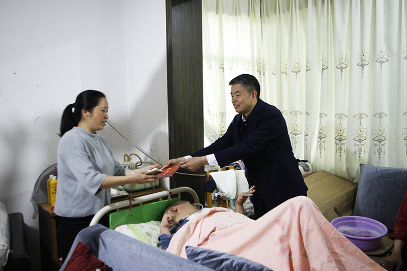 市人大常委会副主任田中文出席“全国助残日”宣传活动并走访慰问了利州区部分困难残疾人