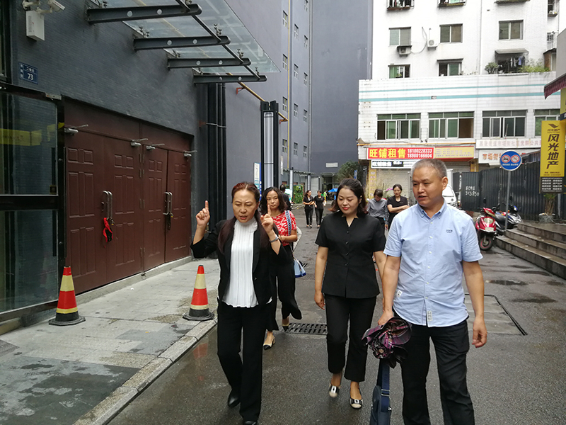 苟英明副主任到市永隆百货公司调研
