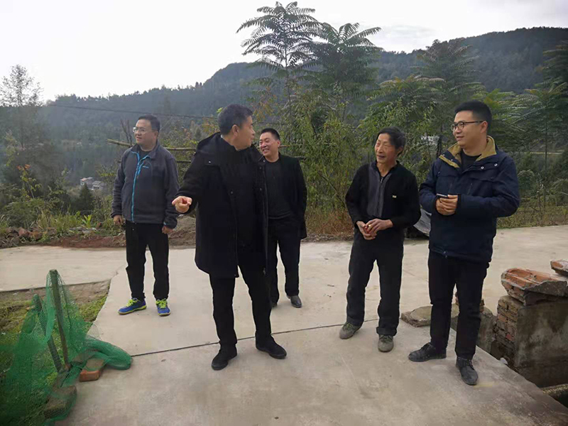 市人大常委会田中文副主任一行深入联系的白山乡宝顶村检查调研扶贫工作