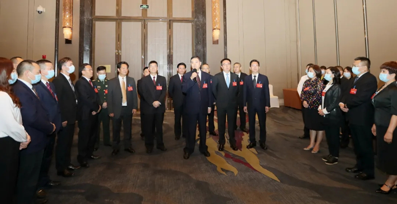 市领导亲切看望市人大代表