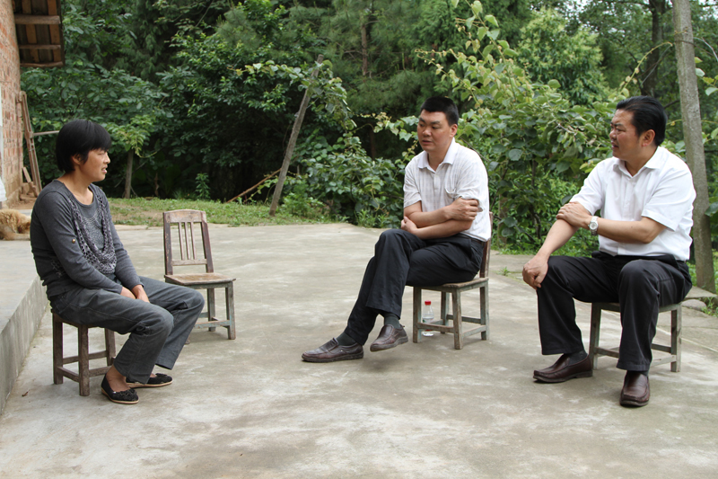 市人大常委会秘书长询问帮扶户致富发展思路